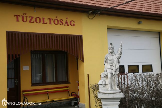 Szent Flórián-szobor a tûzoltóság elõtt Kunszentmiklóson (Fotó: Kis-Guczi Péter)