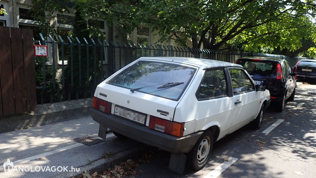 Parkoló a föld alatti tűzcsapon Budapesten