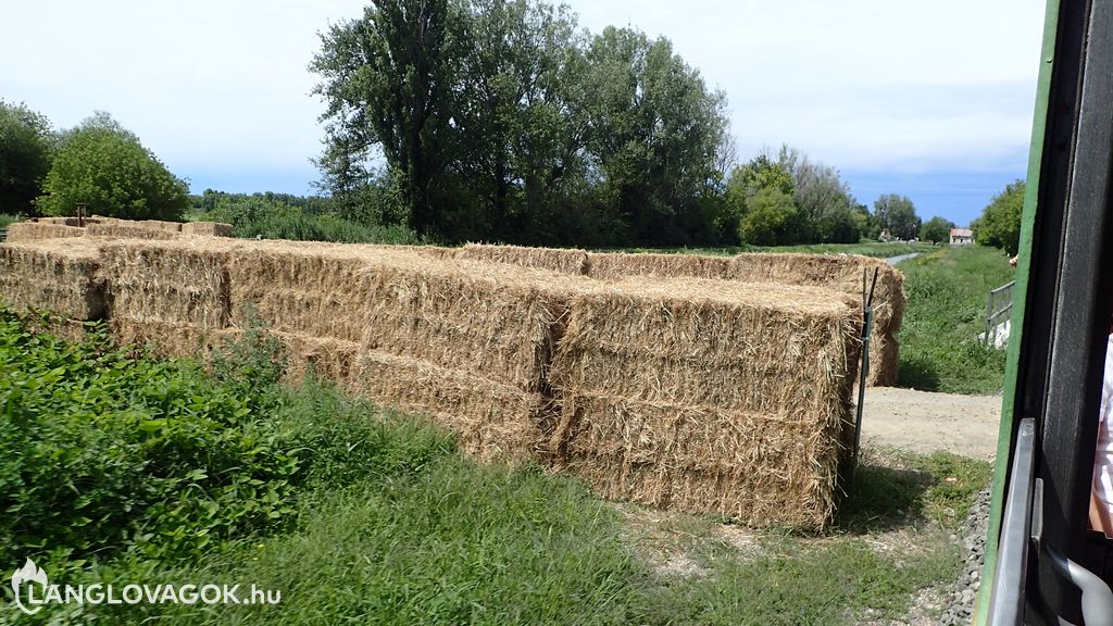 Tűztávolságon belül kazal a Balatonfenyvesi Kisvasút pályája mellett (Fotó: Kis-Guczi Péter)