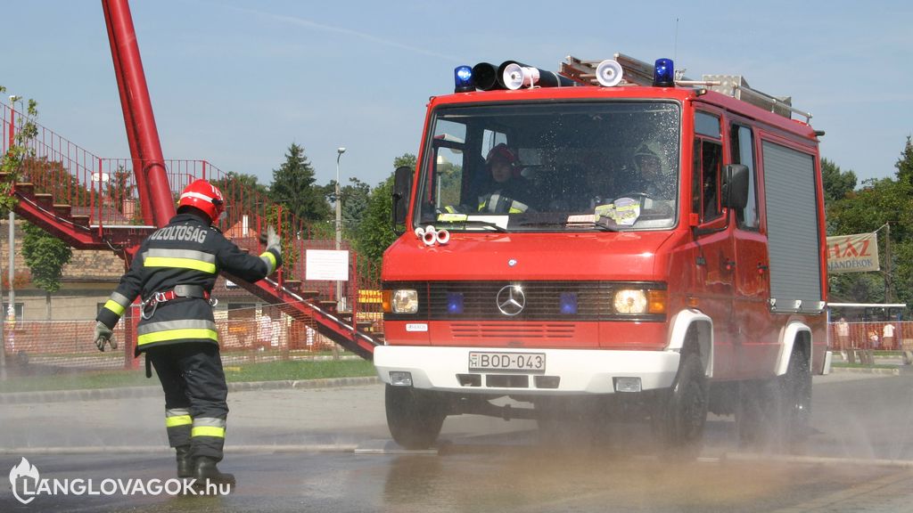 Mercedes-Benz gépjárműfecskendő [BOD-043]