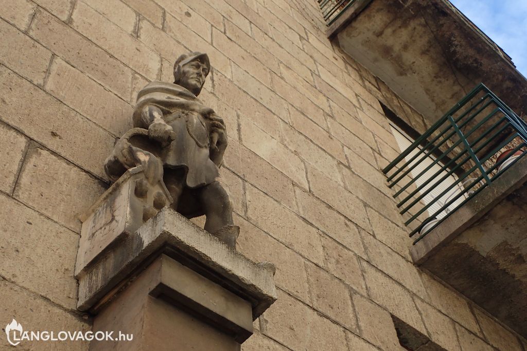 Szent Flórián-szobor lakóépület homlokzatán az I. kerületben (Fotó: Kis-Guczi Péter)