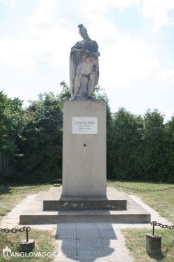 Szent Flórián-szobor a tűzoltólaktanyánál Pécsett