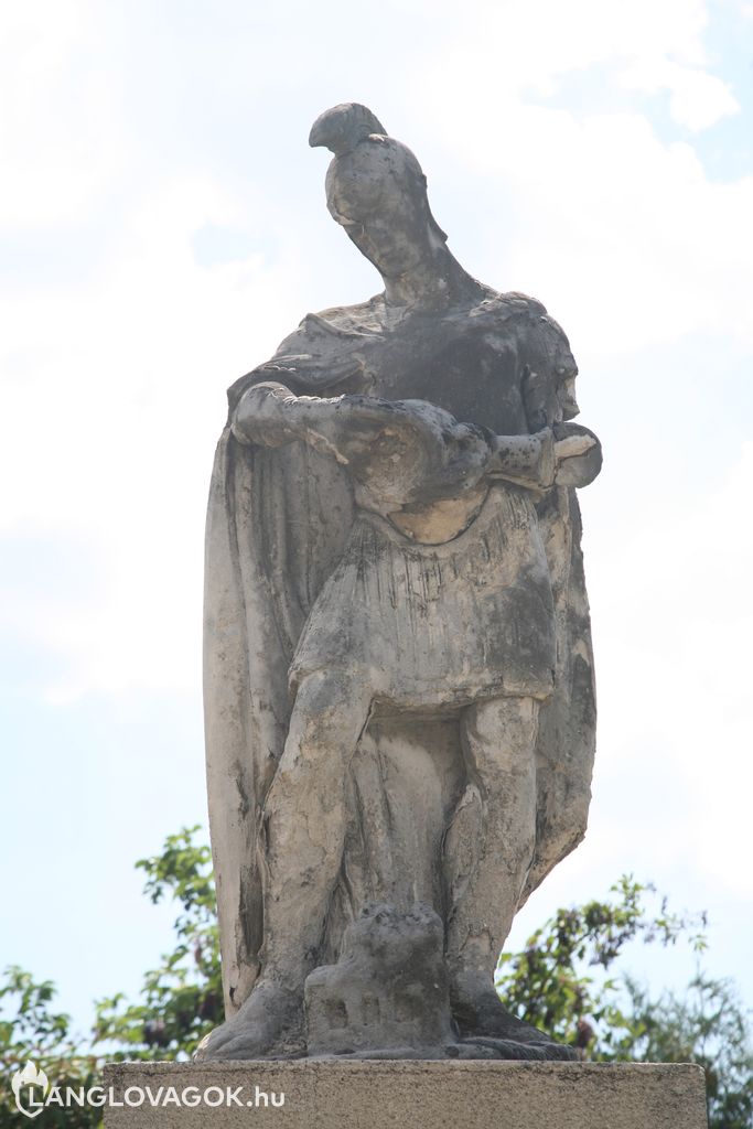 Szent Flórián-szobor a tûzoltólaktanyánál Pécsett (Fotó: Kis-Guczi Péter)