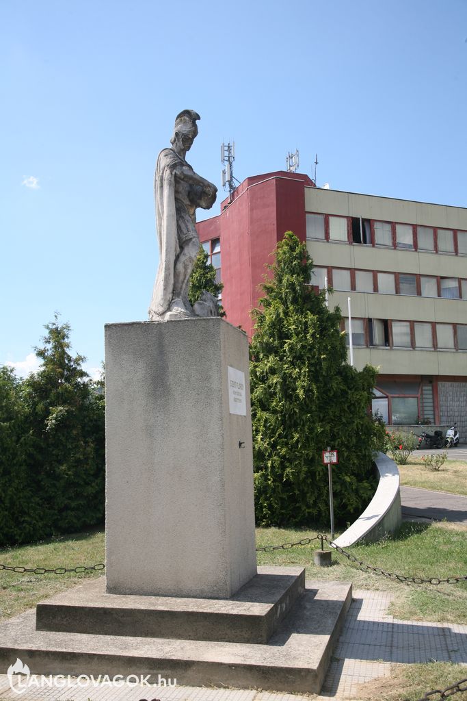 Szent Flórián-szobor a tûzoltólaktanyánál Pécsett (Fotó: Kis-Guczi Péter)