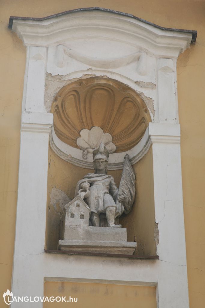Szent Flórián-szobor épület homlokzatán Pécsett (Fotó: Kis-Guczi Péter)