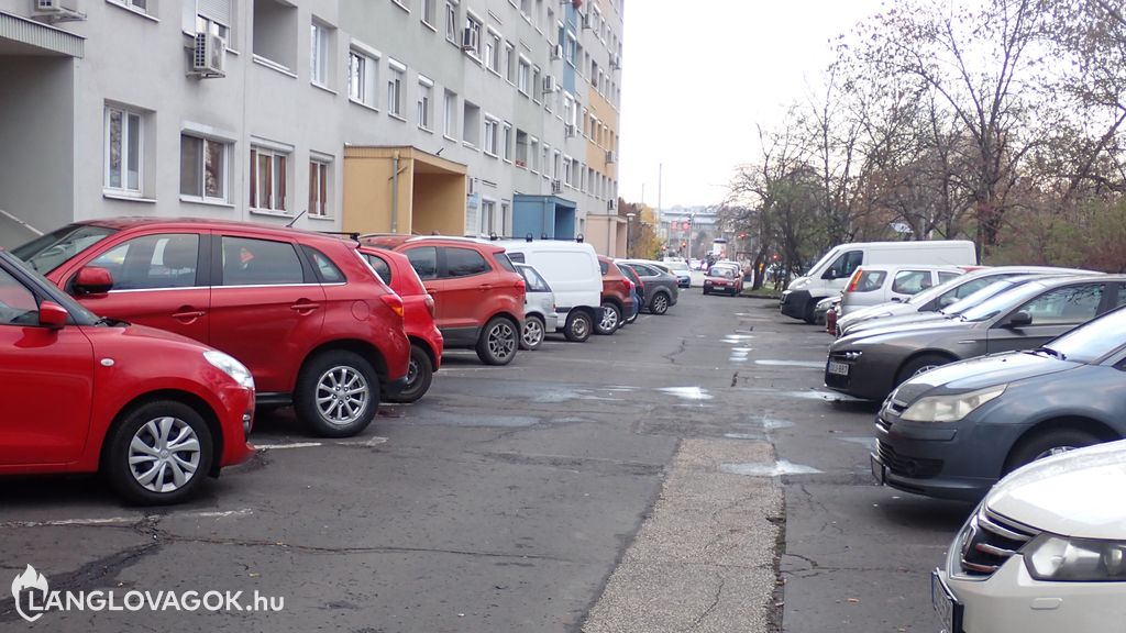 Fizető parkoló a tűzoltási felvonulási területen Újbudán