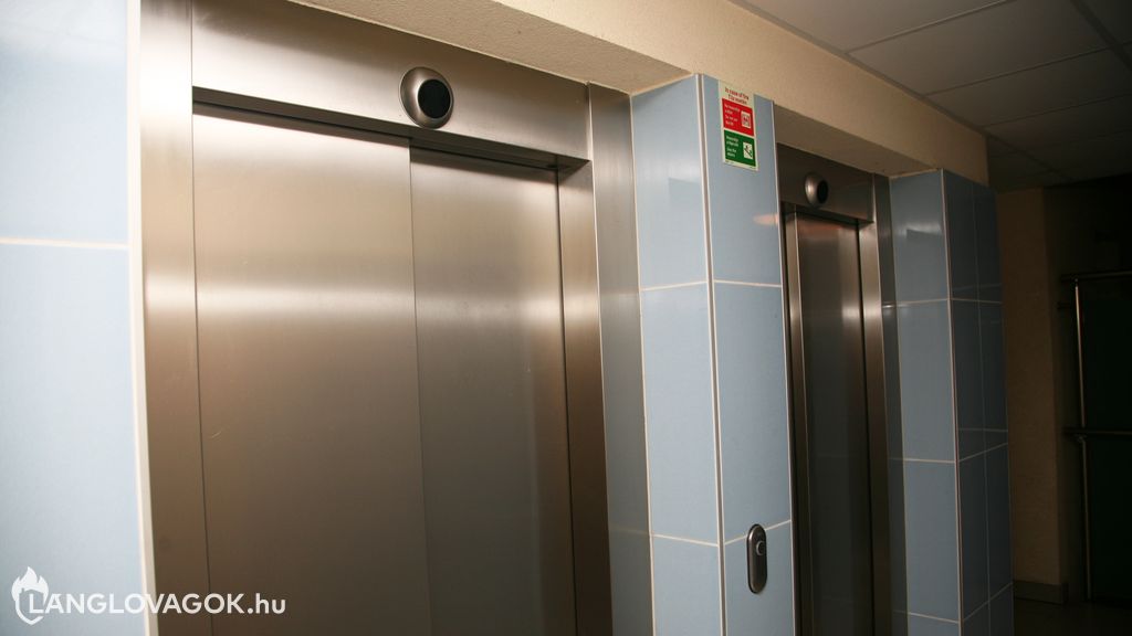 Biztonsági jel óriásoknak a liftnél