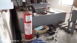 Halonnal oltó tűzoltó készülék egy lakóház liftgépházában 2023-ban