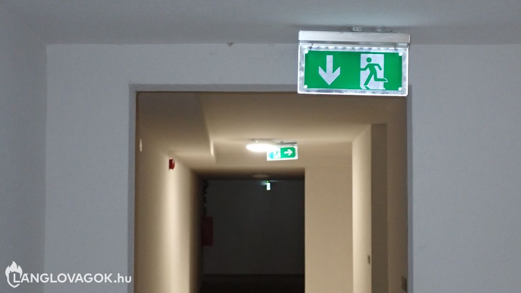 Menekülési jel téves iránya egy lakóházban Újbudán