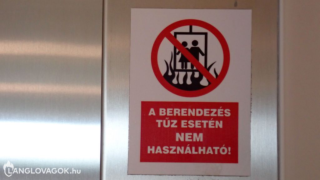 Tiltás kicsit másként a lift biztonsági jelénél