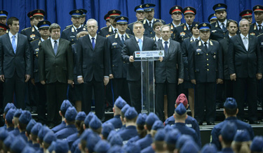 Bakondi György katasztrófavédelmi főigazgató most sem húzott egyenruhát (Fotó: MTI)